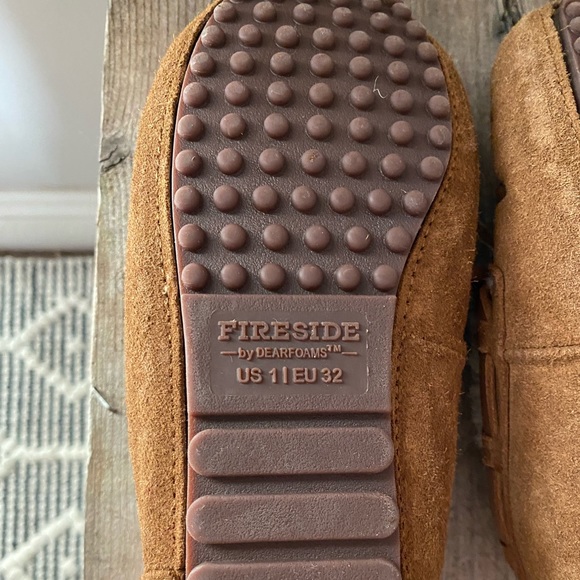 Fireside by Dearfoams Parke Genuine Shearling Moccasin Slipper - Picture 4 of 7